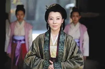 正午阳光取消艺人经纪业务靳东王凯等回归自由身
