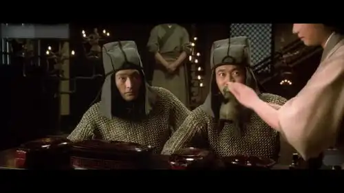 画皮小唯开始渐渐取代王夫人的位置,俨然一副女主人的形象