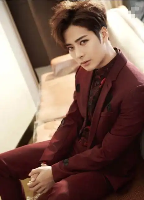 本是快递小哥,因颜值太高被选当模特,今被杨幂力捧成流量巨星
