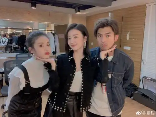 景甜晒照九宫格个个颜值在线却要求p图,反其道而行之
