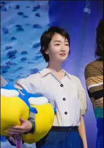 周冬雨参加活动生图照片流出,网友你到底有多高