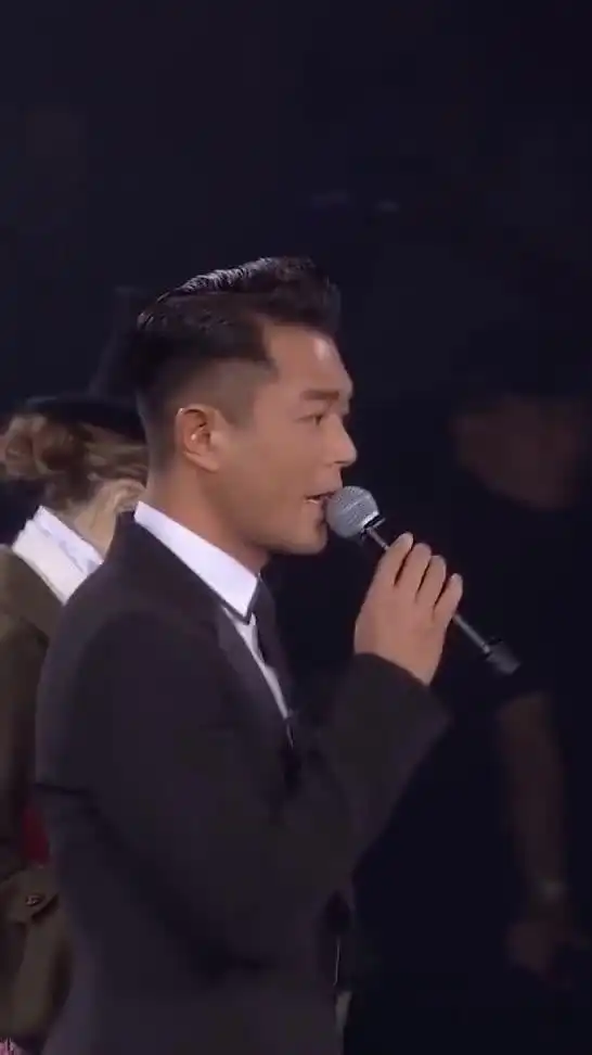 古天乐唱张国荣的当年情,真是别有一番风味呢......
