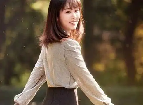 杨紫晒给沉香如屑配音照,忘记取掉帽子纸壳,眼眶含泪
