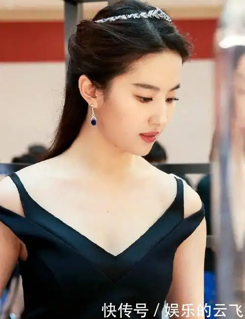 刘亦菲女神身穿优雅礼服裙出席活动美拍图
