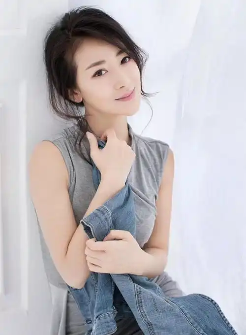 她是古装女王,比刘涛还美,在当红时嫁穷小子,今45岁仍惊艳迷人
