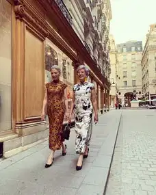 铭万众筹丨中国奶奶穿旗袍游巴黎,火到国外原来中国风奶奶这么优雅
