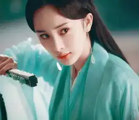 迪丽热巴的凤九惊艳上线,她和杨幂谁更美