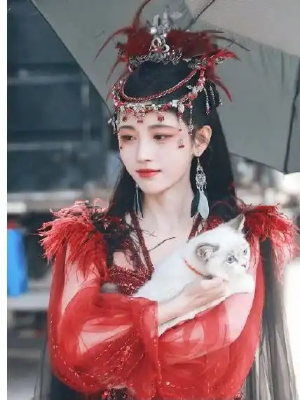 造型不够挂坠来凑,鞠婧祎古装标配一张剧照可搭配所有古装剧