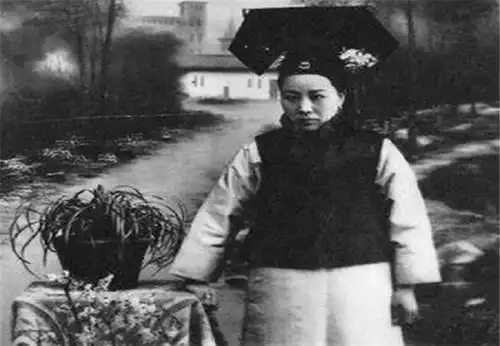 给末代皇帝溥仪当乳娘的两个规矩一个是喂奶,第二个人性全无