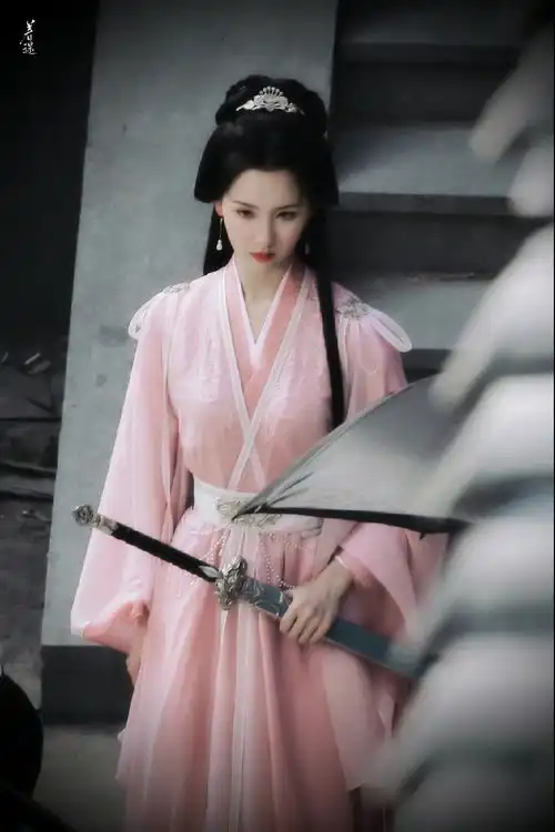 组图陈都灵莲花楼路透释出古装舞剑扮相仙气十足
