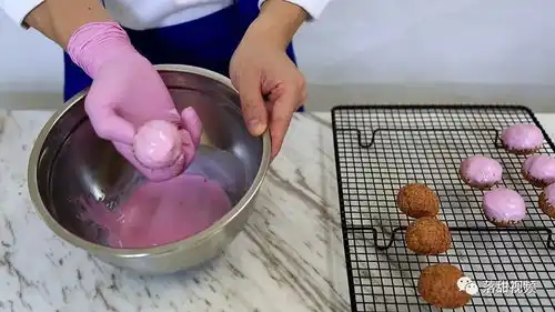 布达佩斯大饭店修女泡芙仿作无序混乱中的单纯之美
