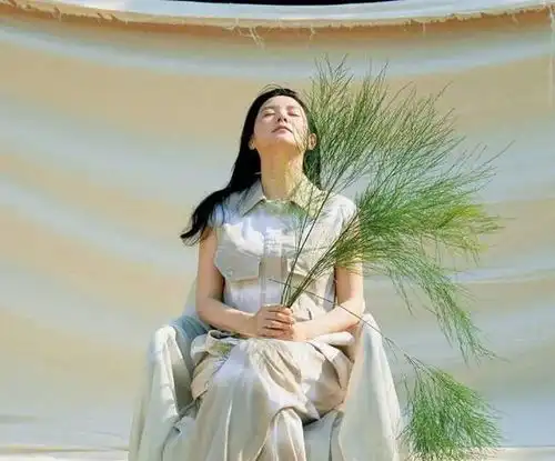 韩国女人真会保养,李英爱携儿女拍写真,50岁皮肤水嫩白皙好优雅
