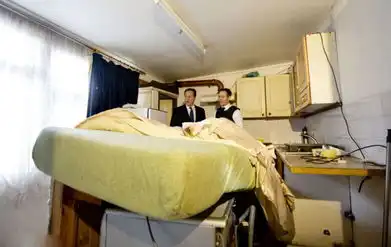 卡梅伦走访伦敦移民蜗居点
