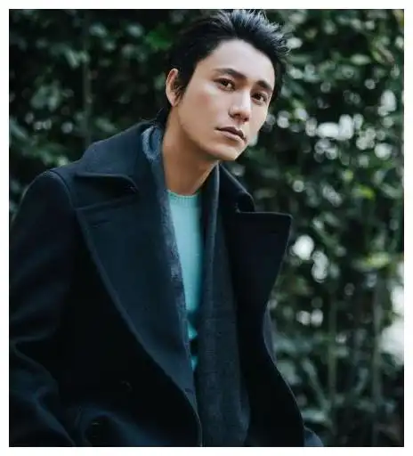 儿时偷东西被母亲打,借钱才入北影,后因金粉世家一举成名
