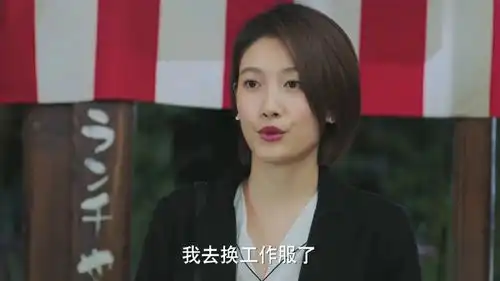 洛洛换掉萝莉打扮,驼色裙白衬衫红唇高跟成熟美丽知性,老卓看呆