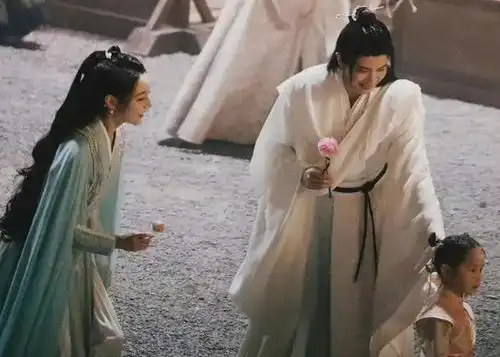 任嘉伦两剧或连播,与君初相识被曝定档3月底,人鱼童话来了
