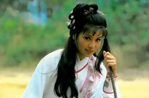 她是金庸剧最美黄蓉,26岁自杀身亡,汤镇业因她至今仍被骂

