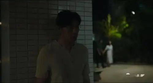 隐秘的角落里,张东升如何在电梯里吓哭小朋友
