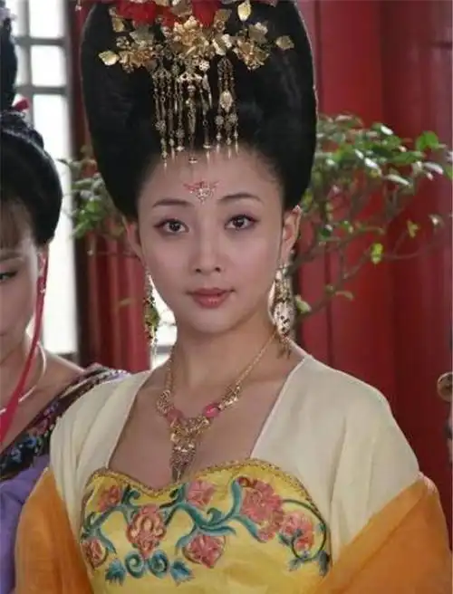 她是正营级军人,没毕业就拿影后大奖,年过40出道多年却还是单身
