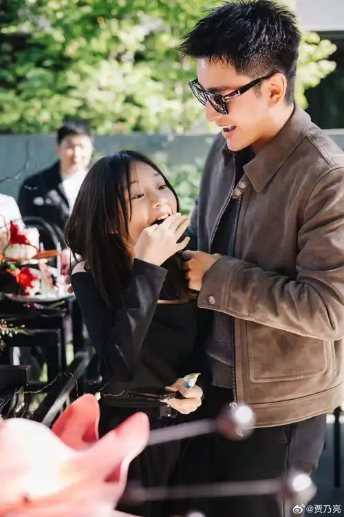 组图贾乃亮李小璐为甜馨庆祝11岁生日三人合影笑容灿烂
