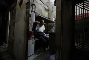外媒拍香港棺材间蜗居者