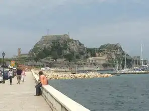 希腊科孚岛茜茜公主行宫和海边灯塔
