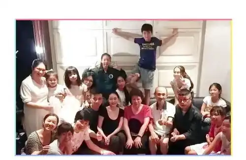 小s二女儿晒海边度假照,s妈向网友求救,愿意付费征友,打脸小s