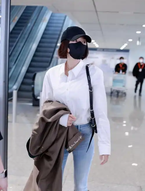 秦岚现身机场,白衬衫搭配牛仔裤,造型简约气质却很出众