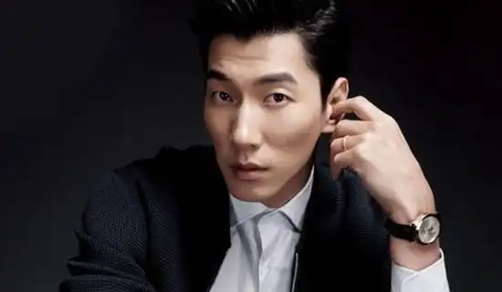 演话剧拍电影参加综艺,奋力挣扎的张亮终究还是回不去当初了