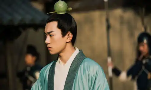 街舞2决赛后,廖博向易烊千玺做叉手礼,千玺的反应很真实
