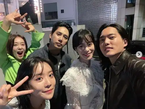 黑暗荣耀恶女近况曝光林智妍和车珠英靠在一起对着镜头自拍
