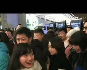 王菲演唱会被喷跑掉,天价门票前排齐聚明星团
