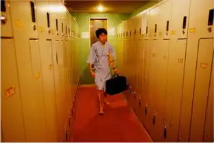 东京的胶囊旅社什么样看看日本人的蜗居生活

