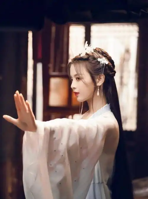 杨超越喊你玩大话西游手游,惊喜再次加成,不愁没有神兵