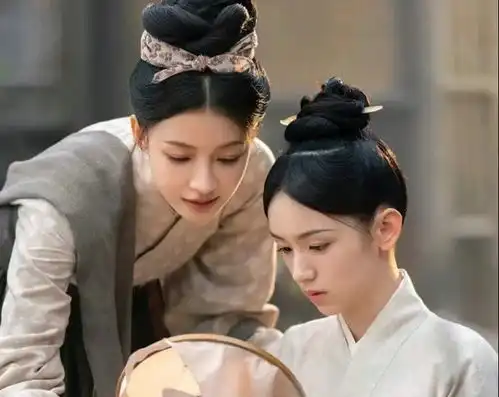 于正又被骂惨,只因挑选彭小苒杀青丑照,还不如周也身边的配角
