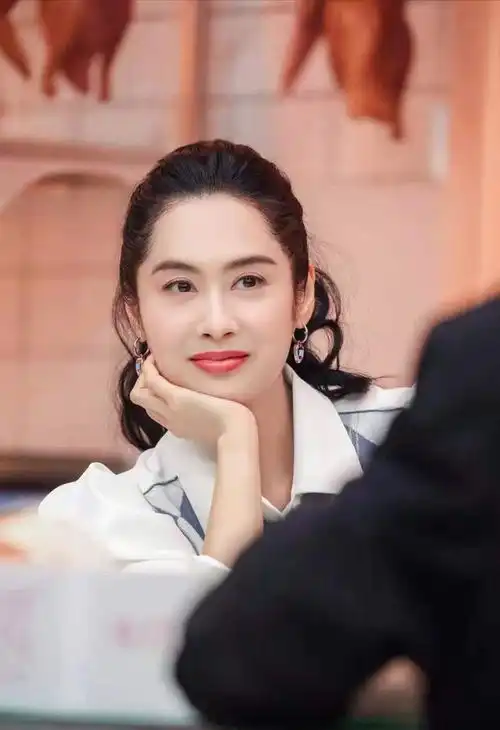 黄贯中晒亲吻照给朱茵庆生,素颜瑕疵都不掩饰,50岁状态还是很好