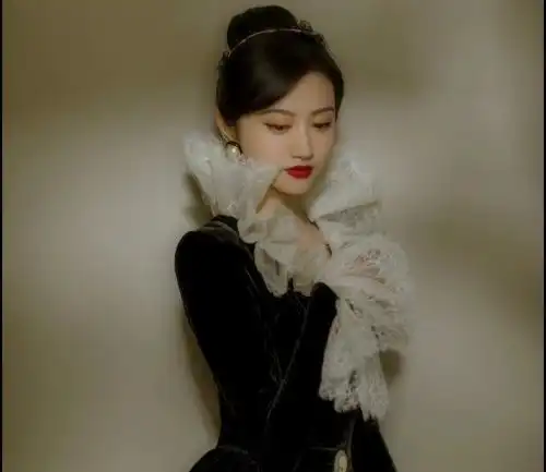 景甜复古赫本风造型,找对风格打大甜甜,举手投足都是美丽啊