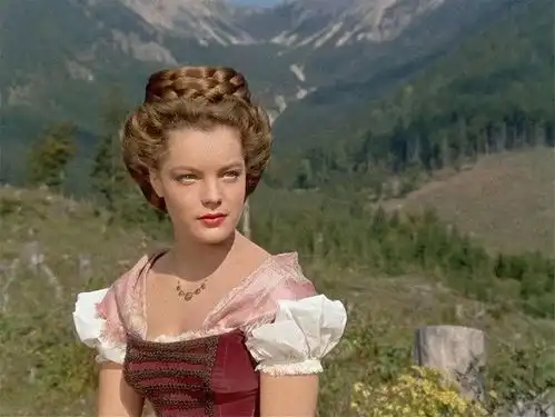 茜茜公主背后罗密不愿意拍后两部,超6公斤的假发让她头疼