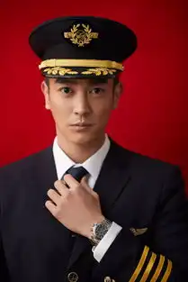 名人坊他拥有制服男神的身材,和巨大一双会讲故事的眼睛