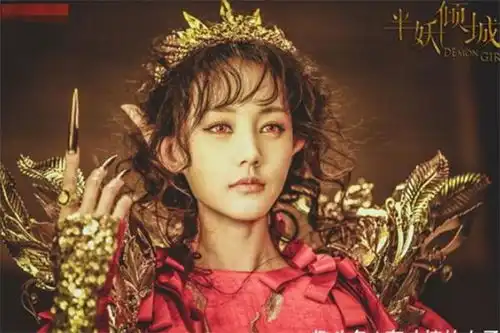 同样饰演妖精,刘亦菲靠牙齿,李一桐靠美瞳,她一个表情做到