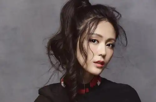 32岁的她气质优雅,拍戏态度认真,被称为是泪痣美人