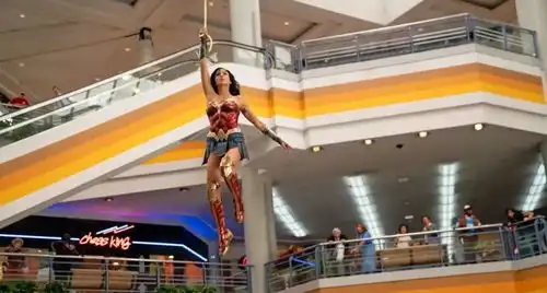 神奇女侠2曝新剧照,神似黄金圣斗士,被戏称海王情侣款