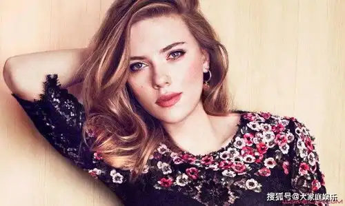 斯嘉丽亮相红毯现场照片及细节曝光引发热议
