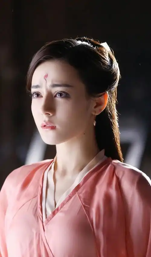 谁见过袁泉11岁的照片,浓眉大眼撞脸热巴,难怪早期大家说她难红