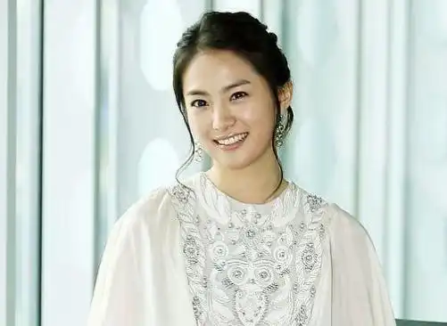 放羊的星星女主这是啥操作,穿婆婆裤子躺公公腿上,网友不妥吧
