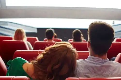 女朋友不喜欢和我一起去看电影,该怎么办
