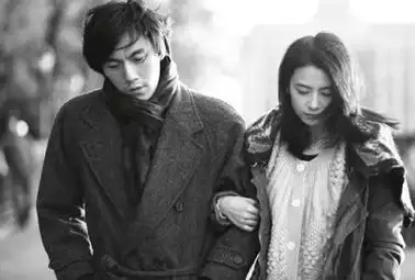 一生一世黑白剧照曝光秦昊高圆圆挽手散步图
