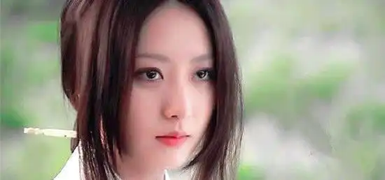 女星头戴玉簪谁更美白冰宛如天上仙子,林心如却显得老气
