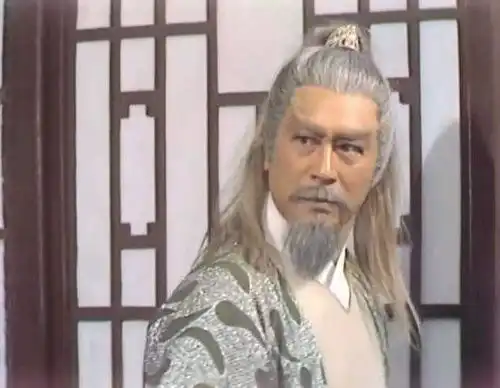 经典的黄药师扮演者,他演绎过多个经典角色,今80岁仍在拍戏
