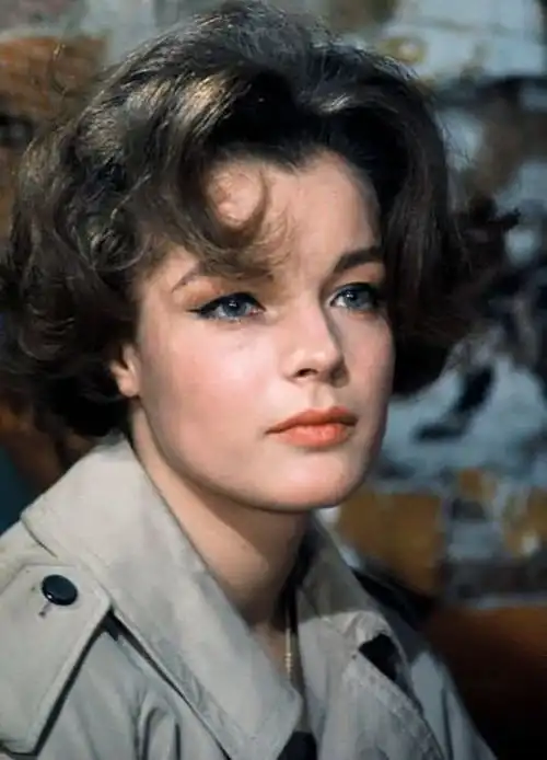 茜茜公主的悲剧被阿兰德龙抛弃,离婚2次,丧夫丧子,43岁早逝